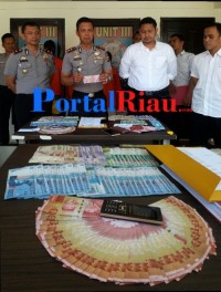  Polres Pelalawan Gelar konferensi Pers TP Terkait Penangkapan 3 Tersangka Pengedar Uang Palsu.