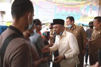Bupati Labuhanbatu Bagikan BST-APBD Di 10 Kelurahan