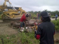 Tak Tahan Debu Kenderaan PT SAMS, OTK Memilih Bongkar Jembatan Penghubung Warga Dengan Perusahaan 