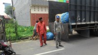 Parkir Dibadan Jalan, Satpol PP Tertibkan Truk Barang