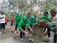 Guna Mensukseskan TMMD, Ketua Persit Kodim 0302 Inhu Ini Rela Mendorong Angkong Berisi Material