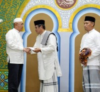 Bersama Gubri, Bupati Inhil Laksanakan Shalat Tarawih Berjama'ah Di Mesjid YAMP Tembilahan