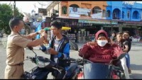 Dinas PPKBP3A Bagikan Masker ke Pengendara di Kota Bangkinang, Dalam Mencegah Covid-19