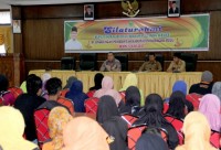 Bupati Yopi Serahkan Mukena dan Baju Muslim Bagi Ratusan Petugas CS
