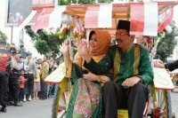 Ikut Meriahkan Kirab Bobby-Kahiyang, Tengku Erry Curi Perhatian Warga