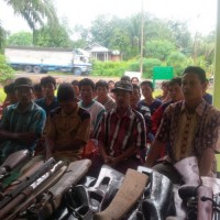 Warga Inhil Serahkan 19 Pucuk Senpi