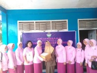 Peringati HUT Yayasan Kemala Bhayangkari ke-37, Ibu Ketua Cab. Bhayangkari Kampar Berikan Piagam dan