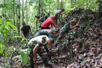 Yonif 132/BS melaksanakan Karya Bhakti di Hutan Adat Ghimbo Photai.