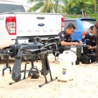 Polda Riau Kerahkan Drone Spraying Khusus Untuk Penyemprotan Pemukiman Warga