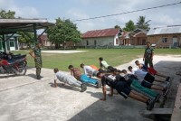 Babinsa Koramil 09/Lgm Bina Fisik Dan Cek Administrasi Calon Prajurit TNI - AD