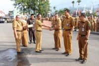 Ulang Tahun Pasaman ke-74,Bupati Serahkan Hadiah Bagi OPD Yang Dapat Mengumpulkan Sampah Plastik