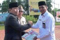 Peringati Hari Agraria Dan Tata Ruang, Bupati Rohul Serahkan 10 Sertifikat Tanah Waqaf Ke Kemenag Ro