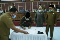 Pjs Bupati Labuhanbatu Hadiri Paripurna Penetapan Persetujuan DPRD Atas Ranperda APBD Kabupaten Labu