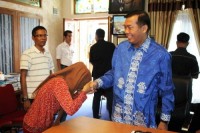Diberangkatkan Umroh, IRT Penuh Haru Salami Walikota