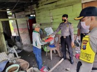 Peduli Covid-19, Kabag Ren Polres Kampar dan Anggota Antarkan Bantuan Kerumah Warga Kurang Mampu