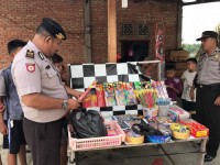 Lakukan Operasi Cipkon dan K2YD di Pasar Teratak, Kapolsek Kampar Sita Puluhan Bungkus Mercon