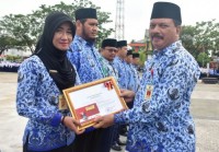 Sempena HUT Korpri dan PGRI,  Bupati Inhil Berikan Penghargaan kepada 10 ASN Berprestasi