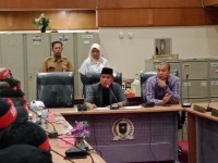 H. Zukri Tampung Aspirasi Serikat Buruh Melakukan Orasi Demo di Depan Kantor DPRD Prov Riau