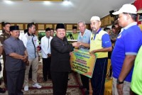 Bupati Amril Serahkan Bonus Bagi 235 Orang Atlit Berprestasi  