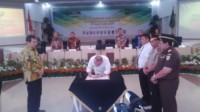 Plt Gubri dan Para Bupati di Riau Tandatangani MoU Pencegahan Korupsi