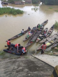 Jajaran Polres Kampar dan Polair Polda Riau Kirim Anggota ke Lokasi Banjir di Kec. Gunung Sahilan