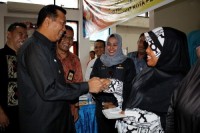 Wako Menyerahkan Bantuan Program Keluarga Harapan