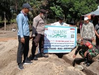 Babinsa Koramil 01/Bkn Hadiri Peletakan Batu Pertama Pembangunan Rumah Layak Huni