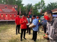 Waka DPRD Riau Zukri Bagikan Hand Sanitizer, Masker dan Sembako ke Tukang Becak dan Masyarakat