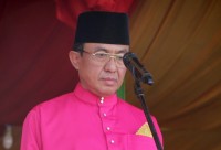 Bupati Wardan Menangis, Lalu Serahkan Uang Rp 5 Juta