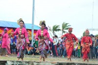 Di Suguhkan Tarian Daerah,  Festival Pantai Di Selat Baru Berlangsung Meriah