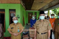 Bupati Inhil Serahkan Bantuan kepada 27 Petugas Kesehatan