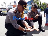 Wakapolresta Pekanbaru AKBP Edy Sumardi P SIK meninjau  adanya ranjau paku di Jalan