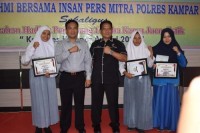 Lomba Karya Jurnalistik Polres Kampar, Mahasiswa Fikom UIR Raih Juara III