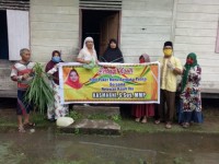 Tim Relawan Bunda Kasmarni Berbagi Takjil Berbuka Kepada Masyarakat Kota Bengkalis