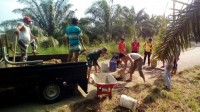 Babinsa Koramil 01/Rengat Bantu Warga Perbaiki Jalan Rusak