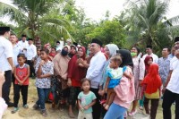 Ratusan Warga Sidorukun Kerumuni Bupati Labuhanbatu