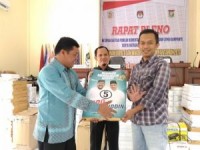 KPUD Kampar Serahkan APK dan Bahan Kampanye