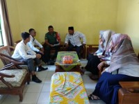 Babinsa Ajak Kades Dan Aparatur Desa Himbau Warga Agar Tidak Panik Dan Tetap Waspada Virus Corona