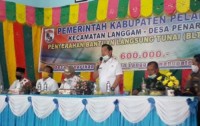 Penyerahan Bantuan BLT-DD Di Tiga Desa Se Kecamatan Langgam