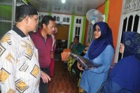 Tertarik Tenun Lejo, Bupati Inhil Kunjungi Lokasi Pembuatan