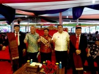 Hadiri HUT IKBDS, Bupati Yopi Terima Ulos