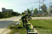 BABINSA KORAMIL 09/LANGGAM KODIM 0313/KPR BERSIHKAN SELOKAN SEKITAR LINGKUNGAN KANTOR