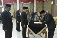 64 Pejabat Kampar Dilingkungan Setda dan Kesbangpol Dilantik Bupati Kampar