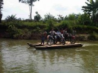 Rakit Penyeberangan Bantuan BPBD Rohul di Sungai Mentawai Dikomersilkan