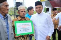 Plt H. Andi Suhaimi Dalimunthe serahkan bantuan di kecamatan pangkatan