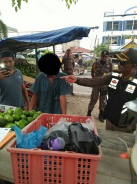 Menyambut Hari Kemerdekaan RI KE 73, Satpol PP & Damkar  Lakukan Penertiban Pedagang sepanduk liar