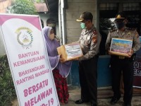 Polsek Mandau Bersama Bhayangkari  Bantu Sembako Bagi Warga Terdampak Covid-19