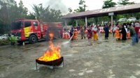 Satpol pp & Damkar Memberikan Pengenalan alat pemadam kebakaran kepada anak usia dini
