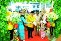 Ditandai Dengan Pemotongan Pita, Bupati Wardan Resmikan Pameran FKI Tahun 2017