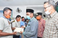 Wabup Sergai Serahkan 70 Kartu Tani Untuk Masyarakat Pematang Terang
